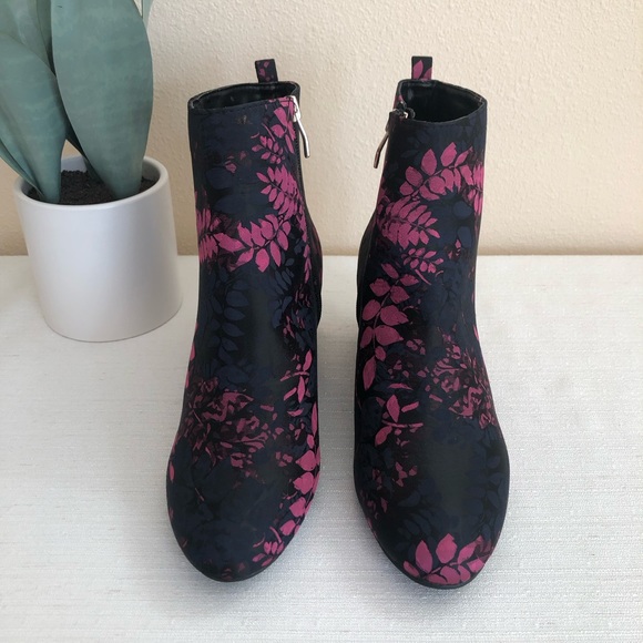 New LIZ CLAIBORNE Gina Black Floral Brocade Memory Foam Ankle Booties Womans 7W - Picture 2 of 12